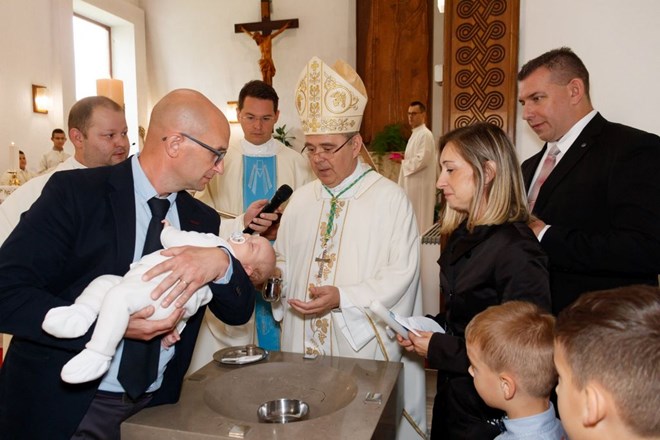 ​Biskup Radoš krstio peto dijete obitelji Gorana i Andrine Bunčić